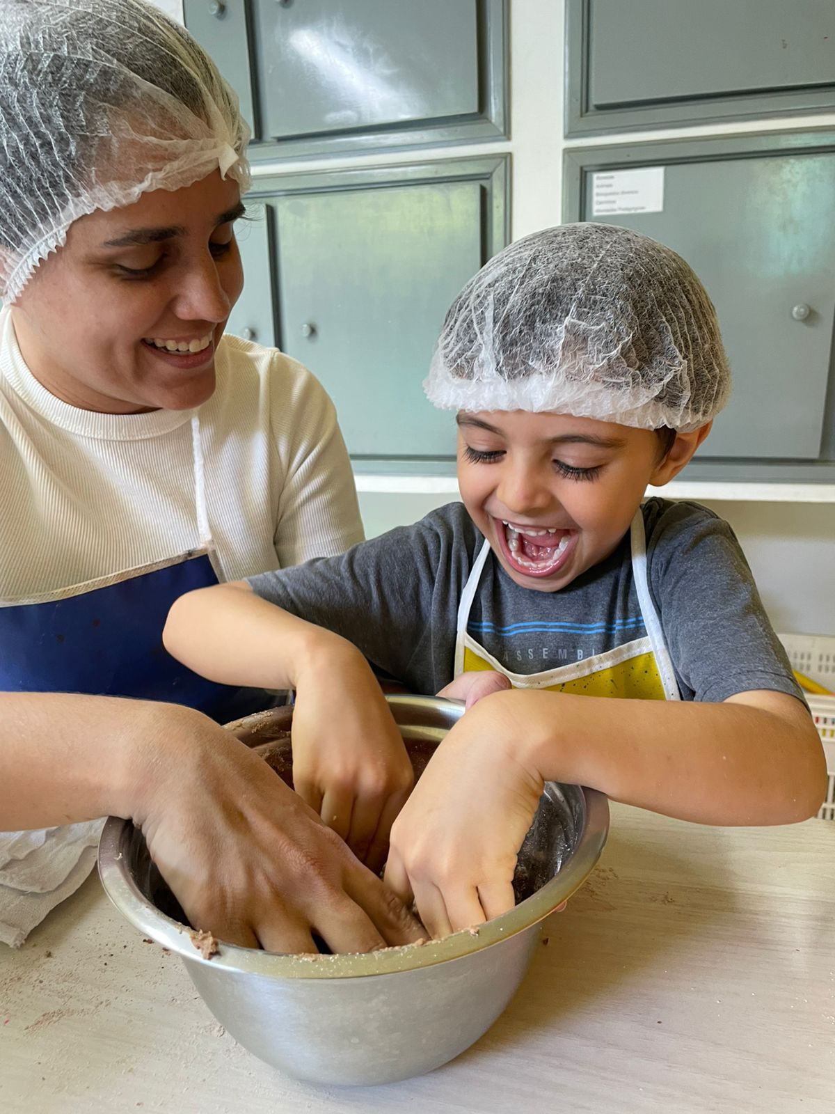 foto de uma criança comendo